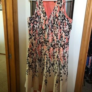 WHBM dress Has pockets. Flattering fit and flare